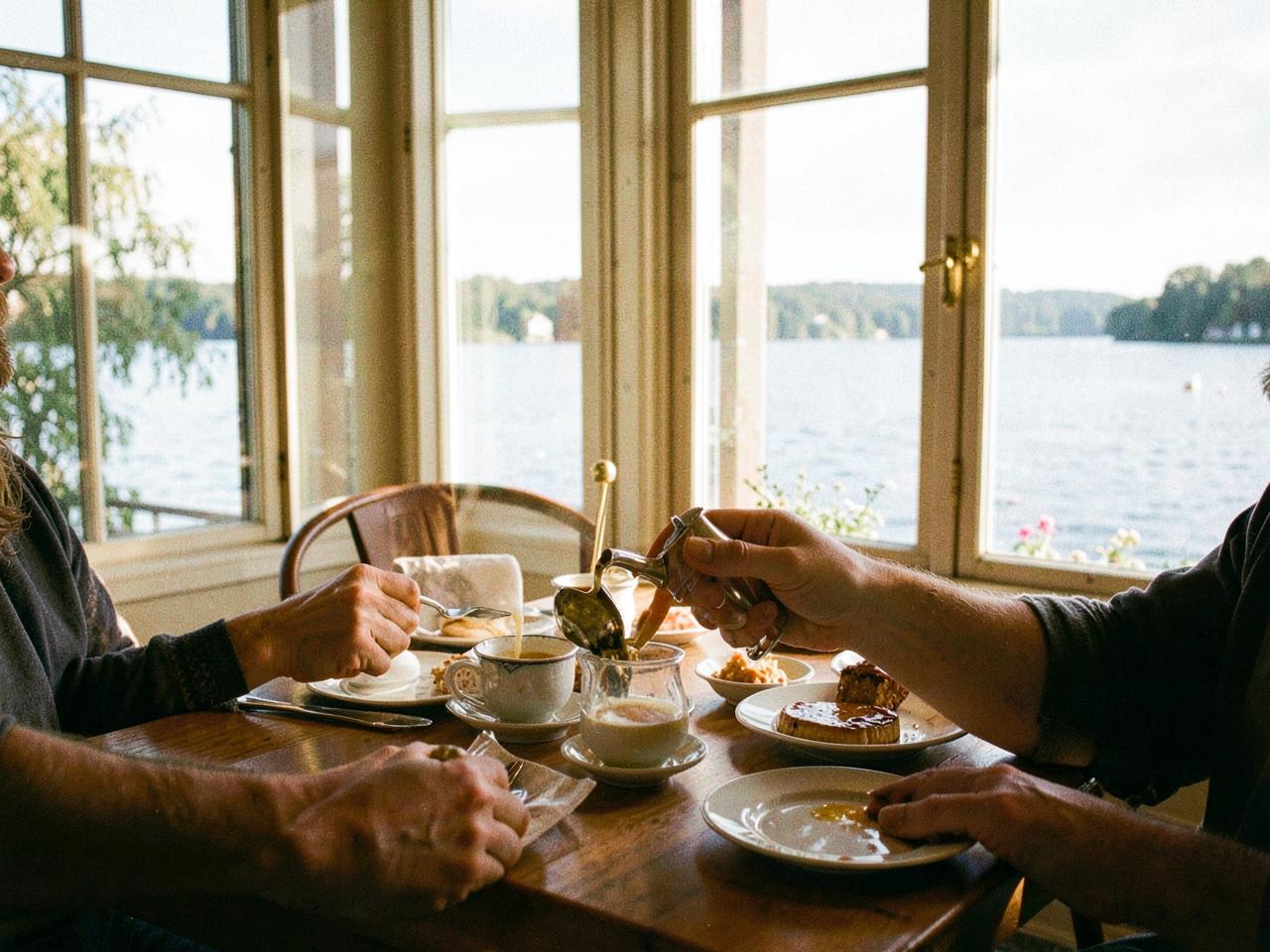 Herrgård vid Mälaren – Middag, brasa och en promenad som slutar vid vattnet.